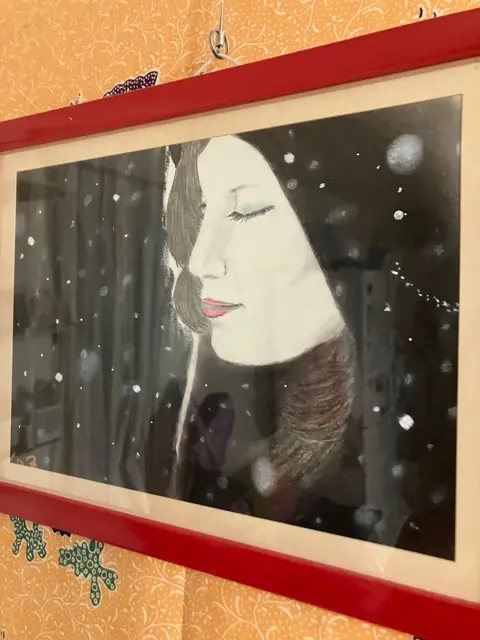 初冬の森を歩く女性(ソフトパステル