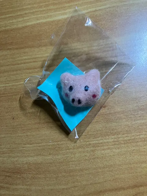 羊毛フェルトの豚の顔